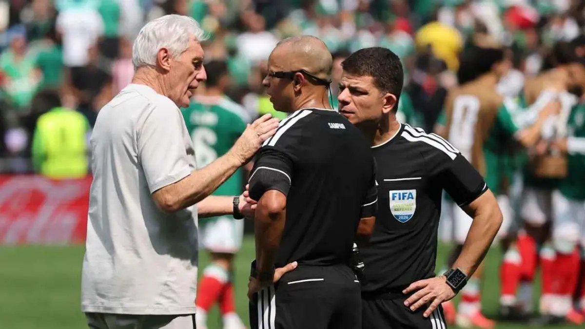 Pelatih Afrika Selatan, Hugo Broos saat memprotes wasit karena pemainnya dikartu merah. (getty images)