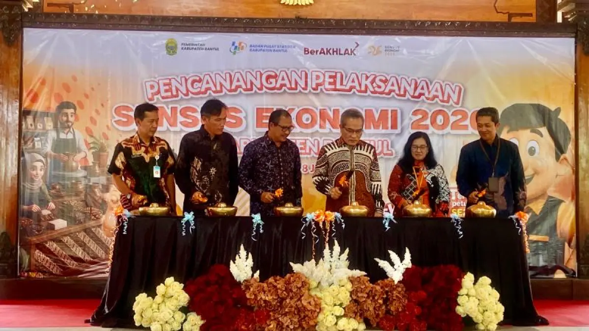 SIMBOLIS: Bupati Bantul Abdul Halim Muslih resmi membuka sensus ekonomi di Bantul Kamis (18/6). (Cintia&nbsp;Yuliani/Radar Jogja)