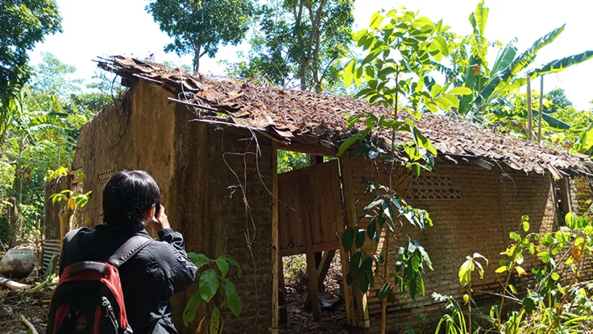 TAK BERPENGHUNI: Bangunan bekas rumah di tengah lahan pertemuan. Dukuh Sangen I Suparno menunjukkan lokasi keberadaan Padukuhan Sari yang kini telah ditinggalkan warganya. (Foto: Yusuf Bastiar/Radar Jogja)