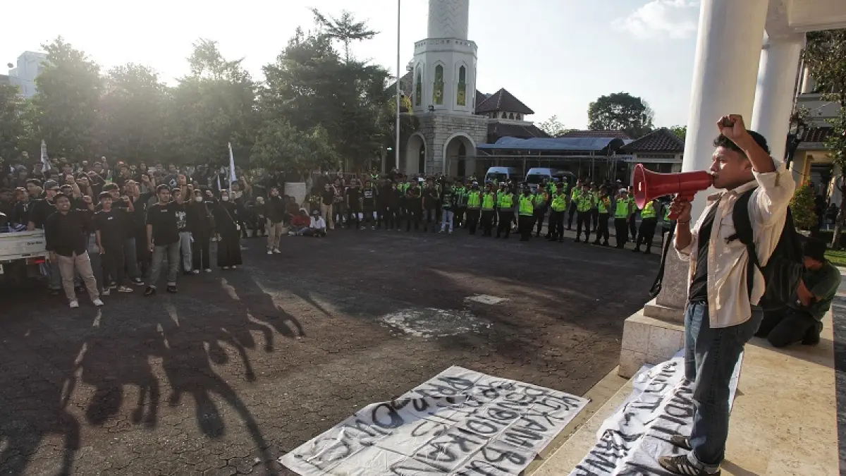 Aktivis mahasiswa yang tergabung dalam Forum BEM DIY menggelar aksi unjuk rasa di halaman DPRD DIY, Jumat (19/6/2026). Dalam aksi tersebut, mereka membawa delapan tuntutan untuk pemerintah, diantaranya turunkan harga BBM. (Guntur Aga Tirtana/Radar Jogja)