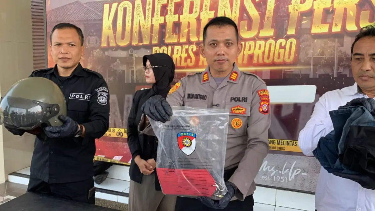 ANGKAT: Kapolsek Panjatan menunjukkan barang bukti pencurian di Kapanewon Panjatan. (ANOM BAGASKORO/RADAR JOGJA)