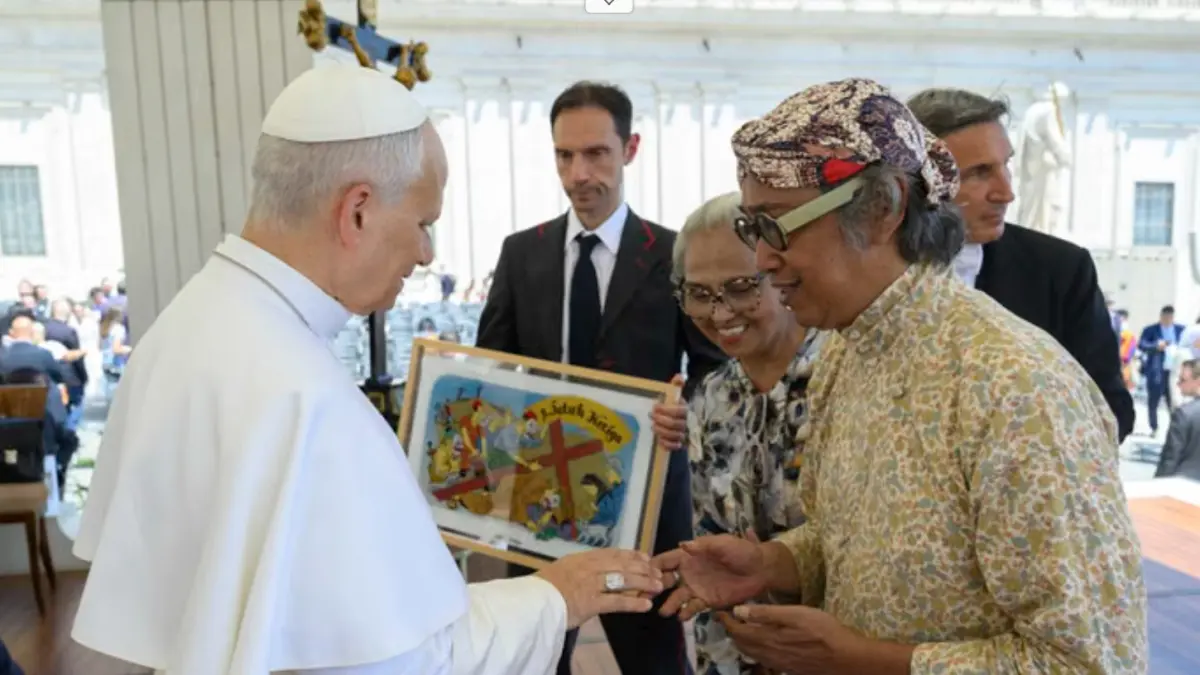 Budayawan Butet Kartaredjasa menyerahkan langsung 14 lukisan kaca Jalan Salib versi Jawa kepada Paus Leo XIV di Vatikan.(Vatican Media)