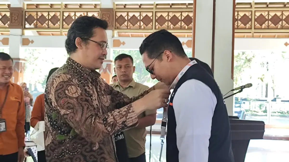 Bupati Magelang saat memakaikan atribut kepada perwakilan petugas sensus ekonomi, Jumat (19/6).
