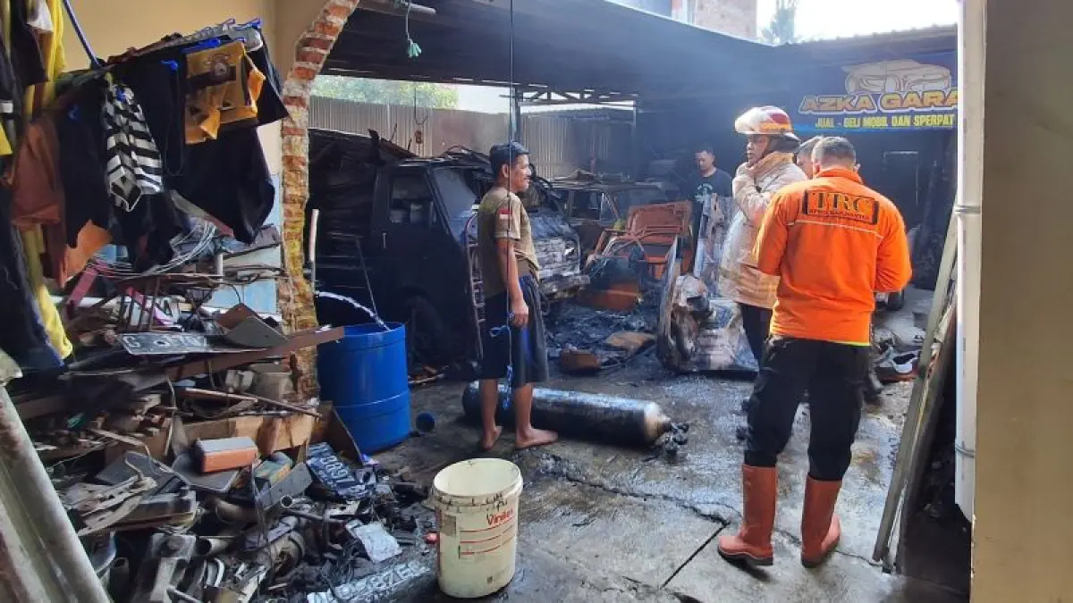 EVAKUASI: Petugas Damkar BPBD Bantul sedang memadamkan api&nbsp;di bengkel wilayah Bakalan, Pendowoharjo, Sewon Kamis (18/6). (Dokumentasi Polres Bantul)