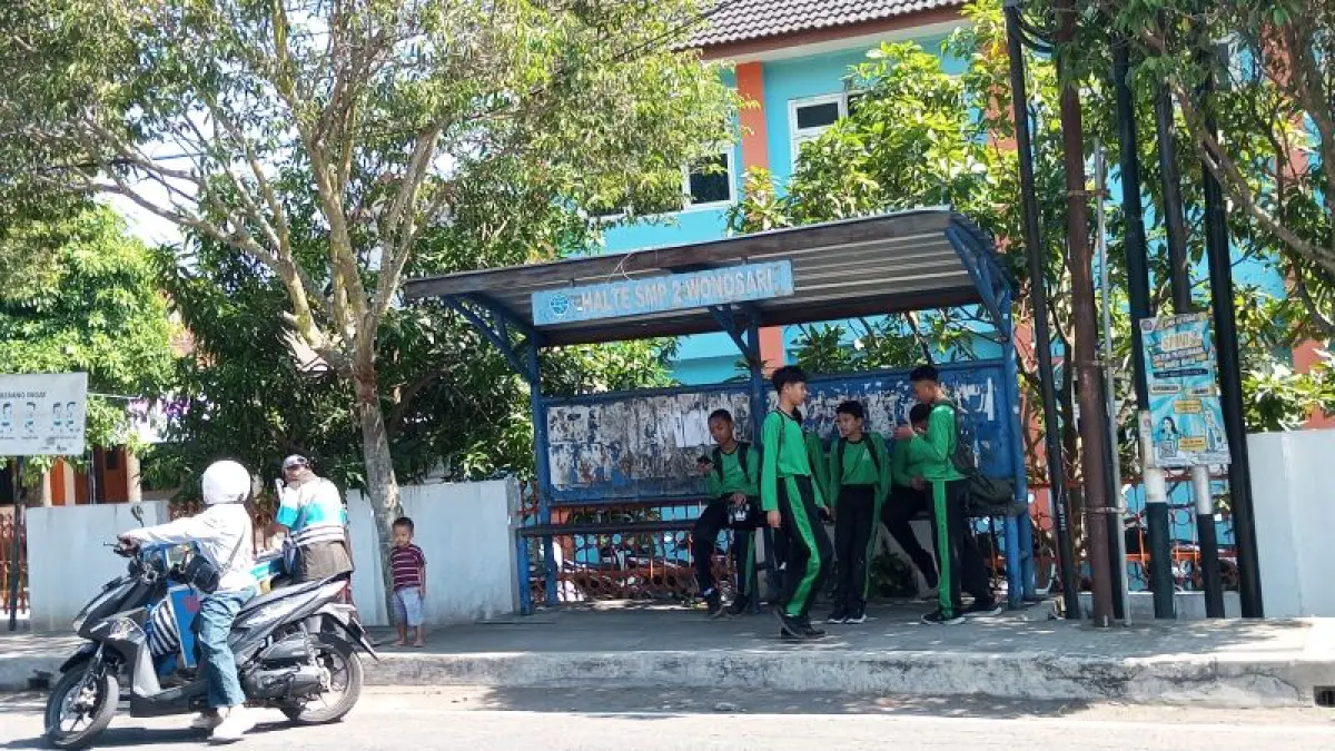 JAM PULANG: Siswa di Gunungkidul sedang menunggu jemputan untuk pulang di halte usai mengikuti serangkaian kegiatan belajar. (Yusuf Bastiar/Radar Jogja)
