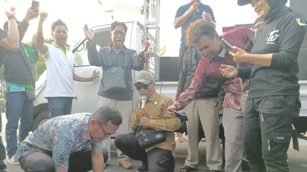 Ketua DPRD Kebumen Saman menandatangani surat berisi poin aspirasi pada aksi damai dari Aliansi Kebumen Bersatu, Jumat sore (19/6). (M Hafied/Radar Jogja)
