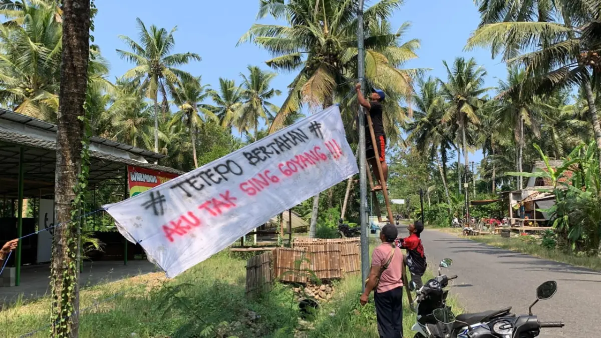 KOMPAK: Warga Kalurahan Garongan memasang spanduk protes di sepanjang jalan menuju kantor kalurahan. (ANOM BAGASKORO/RADAR JOGJA)