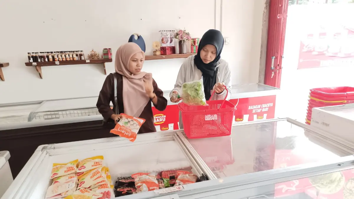 Pegawai toko penjual daging beku kelimpungan akibat adanya pemadaman listrik. Meski begitu, layanan pelanggan tetap berjalan dengan mengandalkan pasokan listrik dari mesin generator. (M Hafied/Radar Jogja)