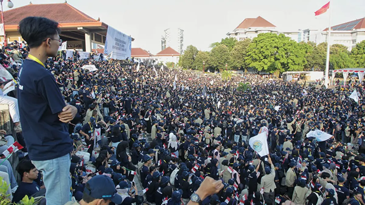 PELEPASAN: Seremonial penerjunan KKN mahasiswa UGM yang dilakukan di Lapangan Pancasila UGM, Jumat (19/6). (Fahmi Fahriza/Radar Jogja)