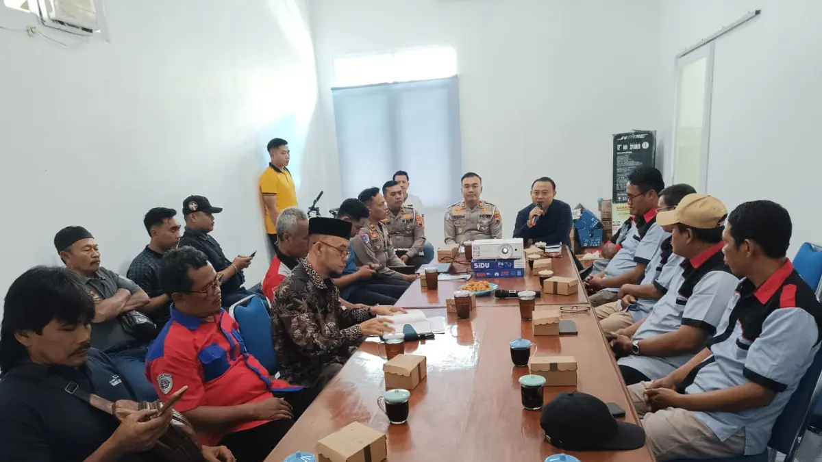 Proses mediasi antara paguyuban sopir odong-odong dan sopir angkutan umum di Kantor Dinas Perumahan, Kawasan Permukiman dan Perhubungan (Disperkimhub) Kebumen, Jumat (19/6). (M Hafied/Radar Jogja)