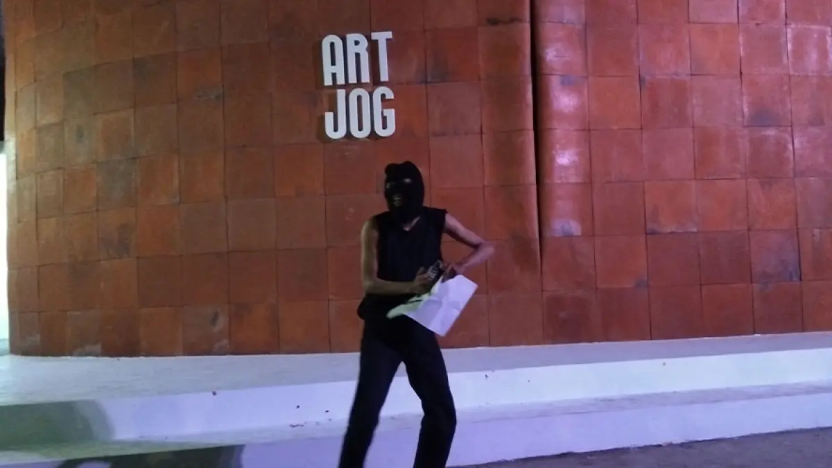 PROTES: Ais, seniman dari Kelompok ArtJoke saat melakukan performing-art. (Rizky Wahyu/Radar Jogja)