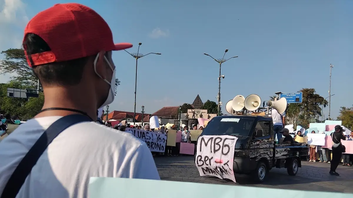 Ratusan massa yang tergabung dalam Aliansi Relawan Peduli Bangsa DIY menggelar aksi di kawasan Titik Nol Kilometer menolak penghentian program MBG, Jumat (19/6/2026) sore.