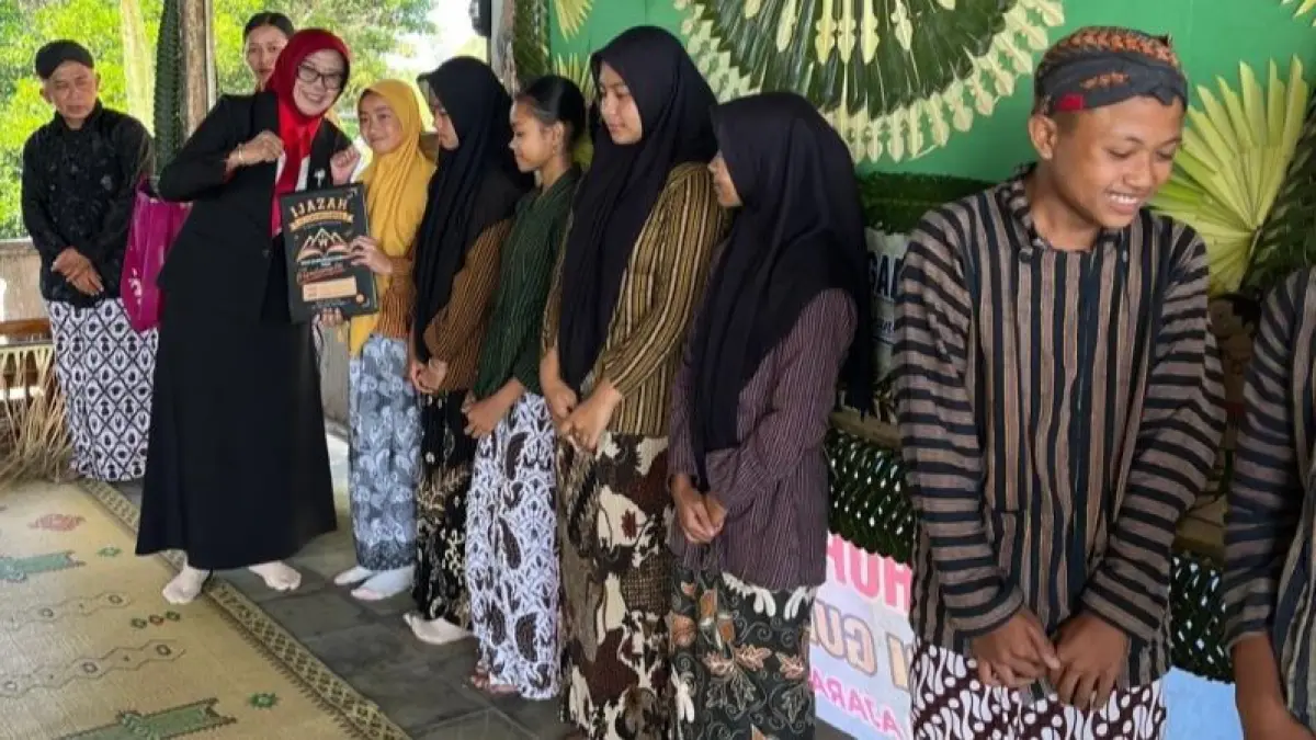 SEDERHANA: Siswa SD Negeri Gunung Gambar saat merayakan kelulusan dengan mengenakan pakaian adat dan menggelar kembul bujono Jumat (19/6).&nbsp;(Yusuf Bastiar/Radar Jogja)