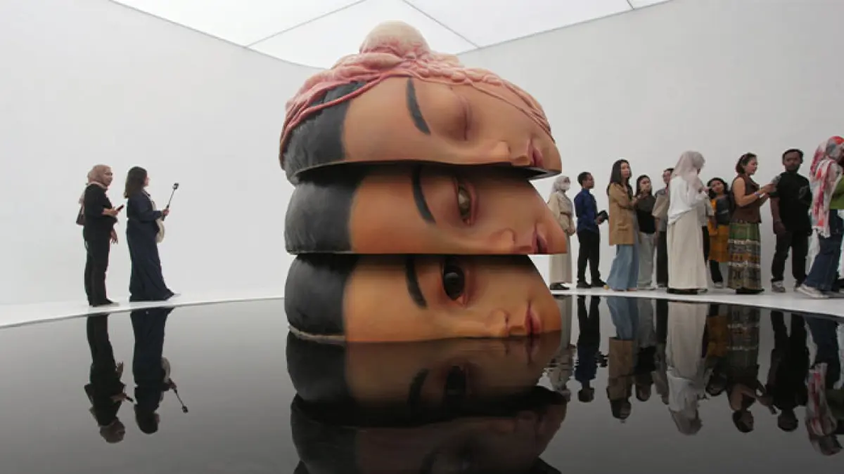SEMANGAT KOLABORASI: Pengunjung mengamati karya seni rupa kontemporer yang dipamerkan dalam ajang seni tahunan ARTJOG 2026 bertema ”Ars Longa: Generatio” di Jogja National Museum, tadi malam (19/6). (Guntur Aga Tirtana/Radar Jogja)