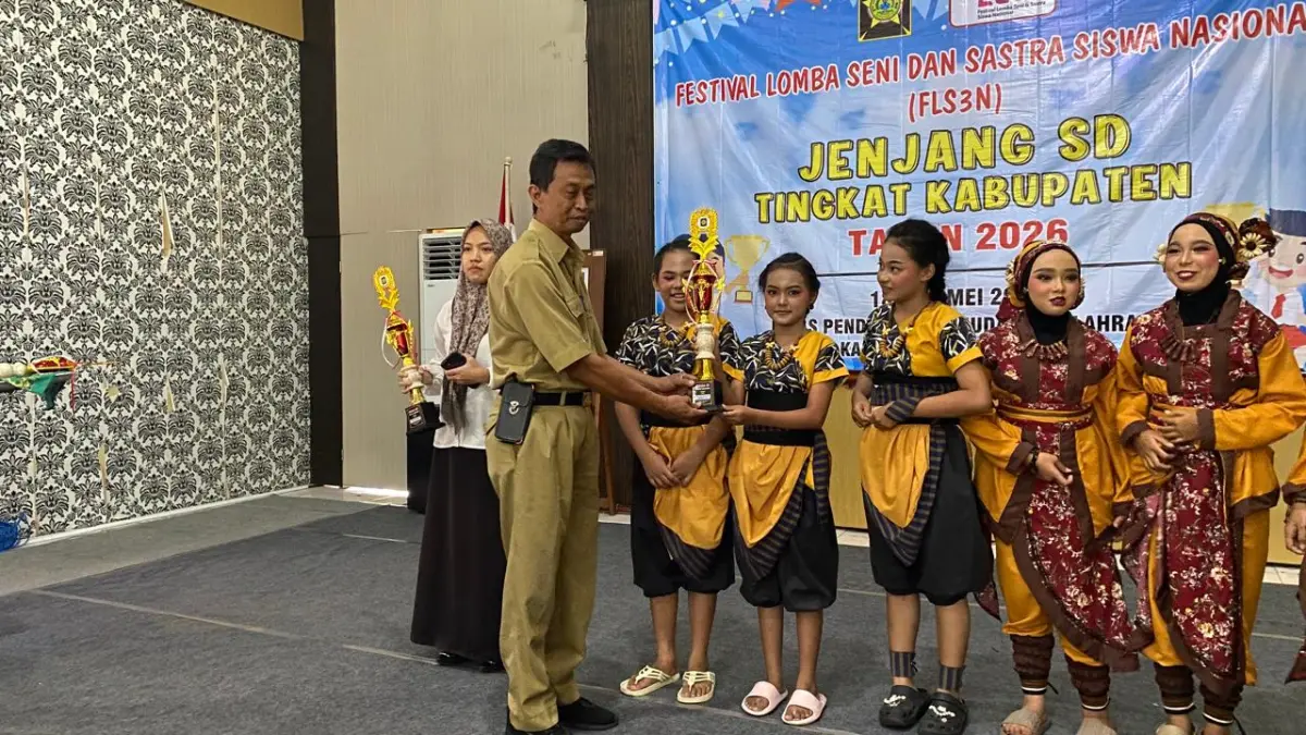 TAMPIL: Siswa SDN Brosot menerima piala setelah menampilkan tarian dalam lomba tingkat kabupaten. (Dokumentasi SDN Brosot)