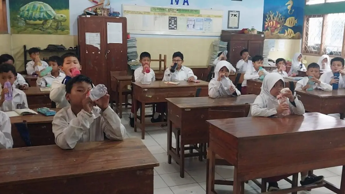 TAMPIL: Siswa SDN Brosot menerima piala setelah menampilkan tarian dalam lomba tingkat kabupaten. Dokumentasi SDN Brosot