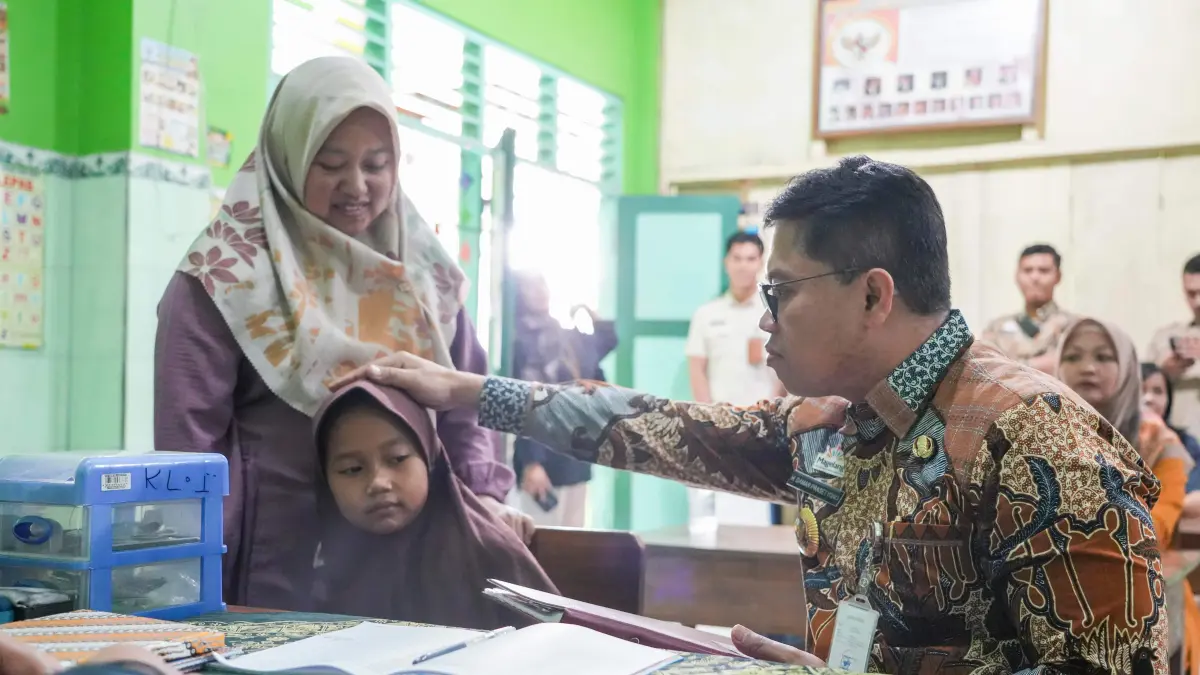 Wali Kota Magelang saat mengambil rapor milik Zoya di SDN Rejowinangun 4 Kota Magelang, Jumat (19/6).