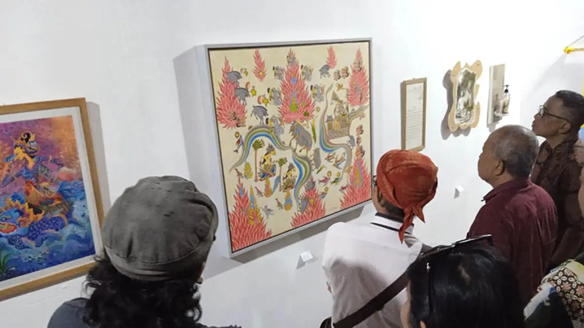 ARTISTIK: Pengunjung sedang menikmati karya-karya Nawikara Pawukon yang terpajang di gedung Perpustakaan Wukirsari Pustaka Desa, Imogiri, Bantul, Sabtu (20/6/2026). (Foto: Herpri Kartun/Radar Jogja)