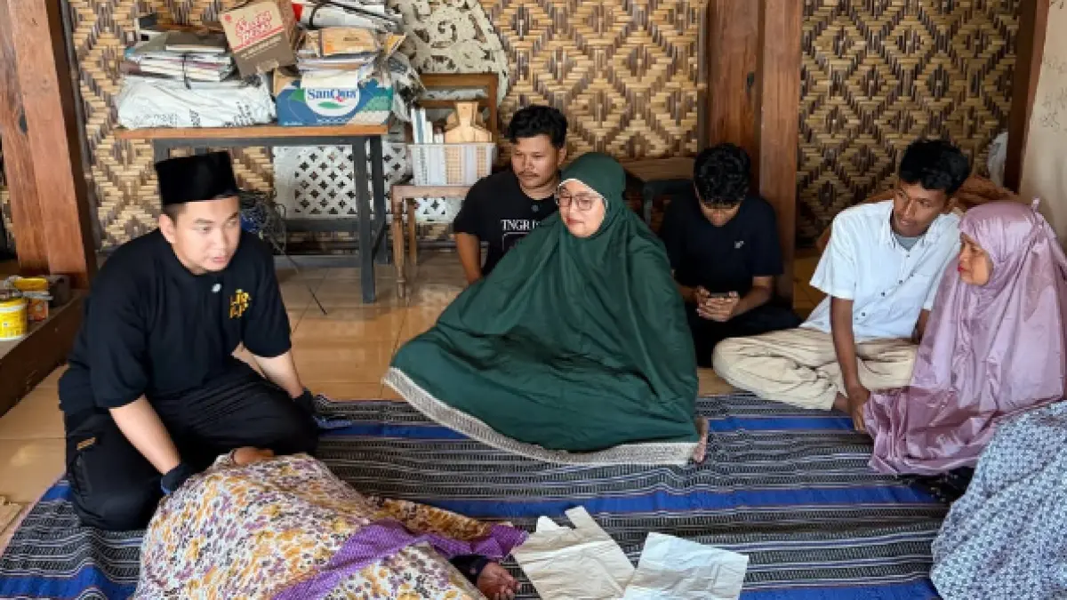 Prosesi rukiah anggota keluarga pemilik rumah teror api Seyegan, Sleman. Rukiah dilakukan oleh Uztas Muhammad Faizar. (Tangkapan Instagram/muhammad.faizar)