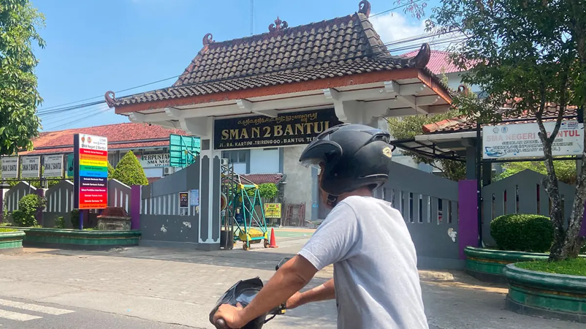 BANTUL HARUS LAYAK ANAK: Pengendara motor melewati SMA Negeri 2 Bantul. Cintia Yuliani/Radar Jogja
