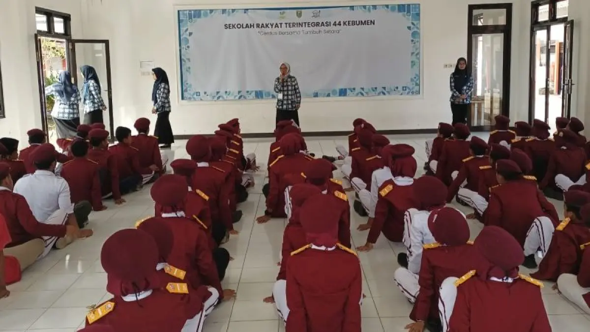 BERI ARAHAN: Kepala SRT 44 Kebumen Tri Puji Astuti memberikan arahan kepada muridnya sebelum memasuki musim libur sekolah. (M Hafied/Radar Jogja)