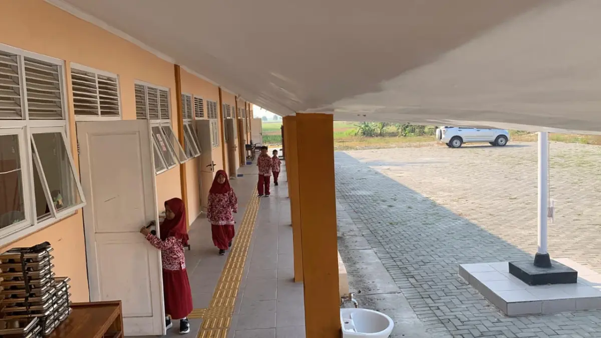 BERMAIN: Siswa SD Negeri Bugel di waktu istirahat bermain di selasar sekolah - ANOM BAGASKORO/RADAR JOGJA