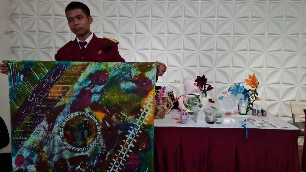 BERTUMBUH: Siswa SRMA 43 Magelang saat memamerkan batik hasil karyanya saat open house Sabtu (20/6). (NAILA&nbsp;NIHAYAH/RADAR JOGJA)