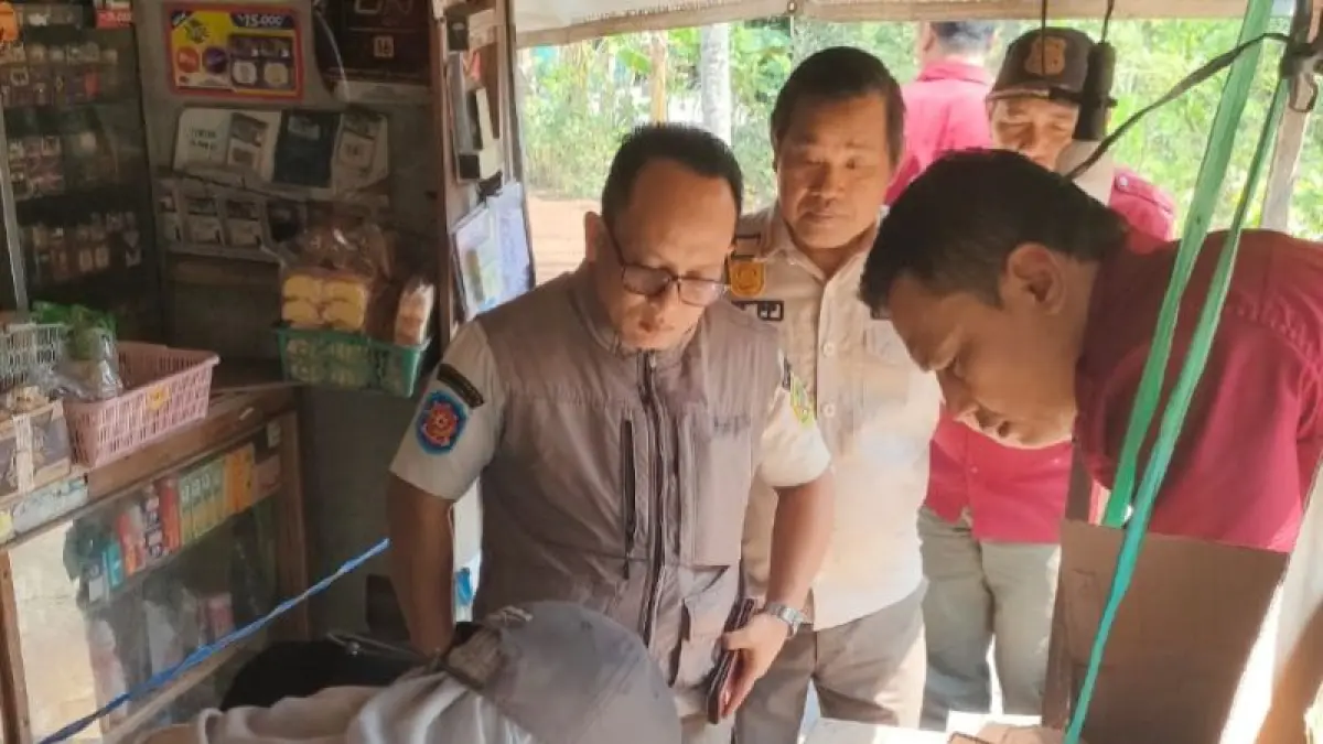 Dokumentasi/Satpol PP Gunungkidul: Kepala Bidang Penegakan Peraturan Daerah Satpol PP Gunungkidul Sumarno sedang melakukan sidak rokok ilegal di area hukum Bumi Handayani. 
