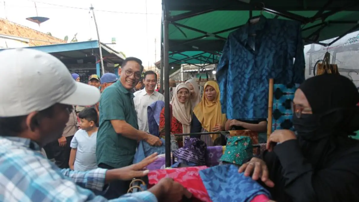 Wakil Wali Kota Jogja Wawan Harmawan meninjau stan UMKM dalam acara Sayidan Pasaran bertema "Tepung-Srawung-Dunung" di Kampung Wisata Sayidan, Prawirodirjan, Kota Jogja, Minggu (21/6). Acara tersebut menjadi wadah promosi produk lokal sekaligus memperkuat interaksi sosial dan budaya masyarakat. (Guntur Aga Tirtana/Radar Jogja)