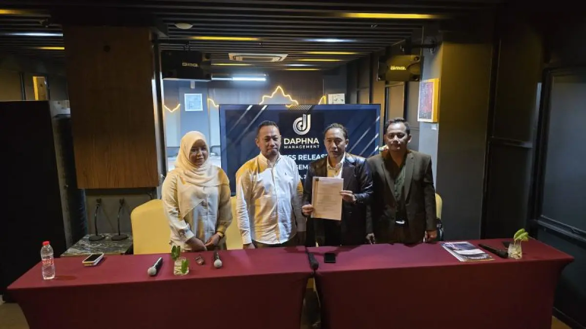 Keterangan Kuasa Hukum Penggugat dari Law Office Adi Susanto, Adi Susanto saat berfoto bersama dengan Pendiri Daphna Management Victor Wisuda Manurung. Istimewa&nbsp;