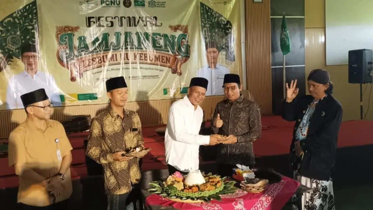 LESTARIKAN BUDAYA: Wakil Bupati Kebumen Zaeni Miftah membuka Festival Jamjaneng di Auditorium IAINU Kebumen. Festival tersebut diikuti 30 grup perwakilan dari pengurus NU di tingkat kecamatan. (M Hafied/Radar Jogja)