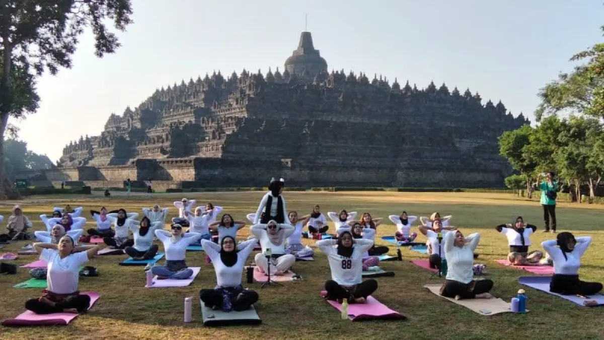 MAGIS: Para peserta yoga tengah fokus melakukan gerakan demi gerakan di pelataran Borobudur Minggu (21/6). (NAILA&nbsp;NIHAYAH/RADAR JOGJA)