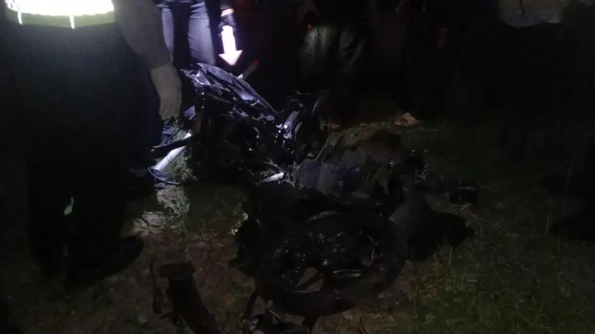 Motor yang ringsek usai tertemper kereta api di Jalan Revolusi, Karanganyar, Kebumen. (Dokumentasi Polres Kebumen)