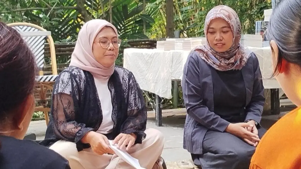 Penulis novel Kalis Mardiasih (kiri) bersama Puput Alvia selaku editor Shira Media dalam Festival Kisah Dari Rumah di We Love You(th), Sleman, Minggu (21 Juni 2026). (Foto: iwa ikhwanudin/Radar Jogja) 