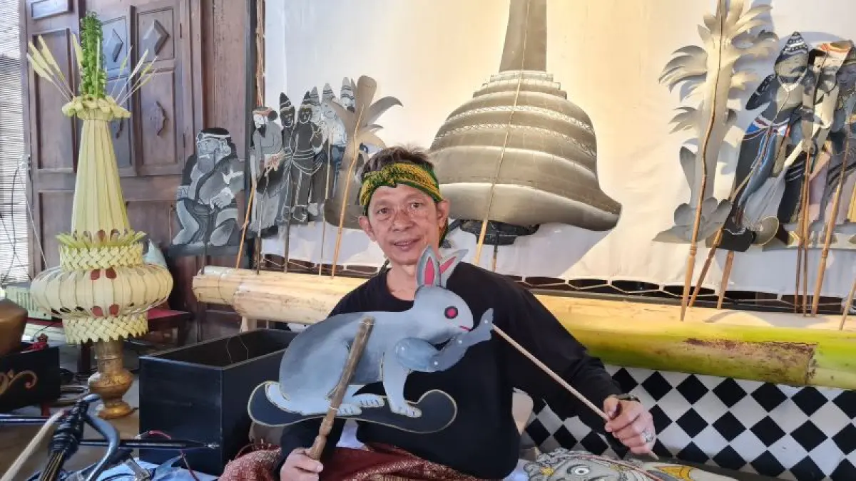 SARAT MAKNA: Wito memainkan wayang relief di Pendopo Museum dan Cagar Budaya (MCB), Sabtu (20/6). (NAILA&nbsp;NIHAYAH/RADAR JOGJA)
