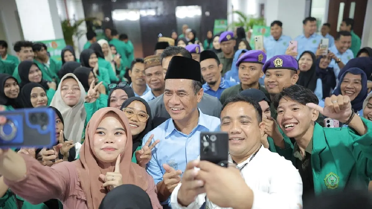 SEMRINGAH: Mentan Amran Sulaiman (berpeci) di acara silaturahim dan tausiyah swasembada pangan bertema "Urgensi Hilirisasi dan Inovasi Terapan Berbasis Ekoteologi" di IAIN Sultan Amai Gorontalo, Sabtu (20/6/2026).(ISTIMEWA)