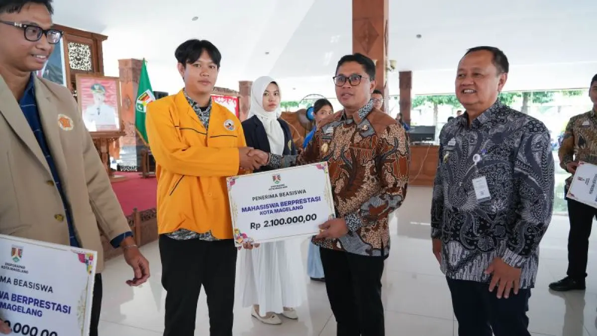 SIMBOLIS: Wali Kota Magelang saat memberikan beasiswa kepada para penerima manfaat di Pendopo Pengabdian, Jumat (19/6). (Dok: Prokompim Kota Magelang)