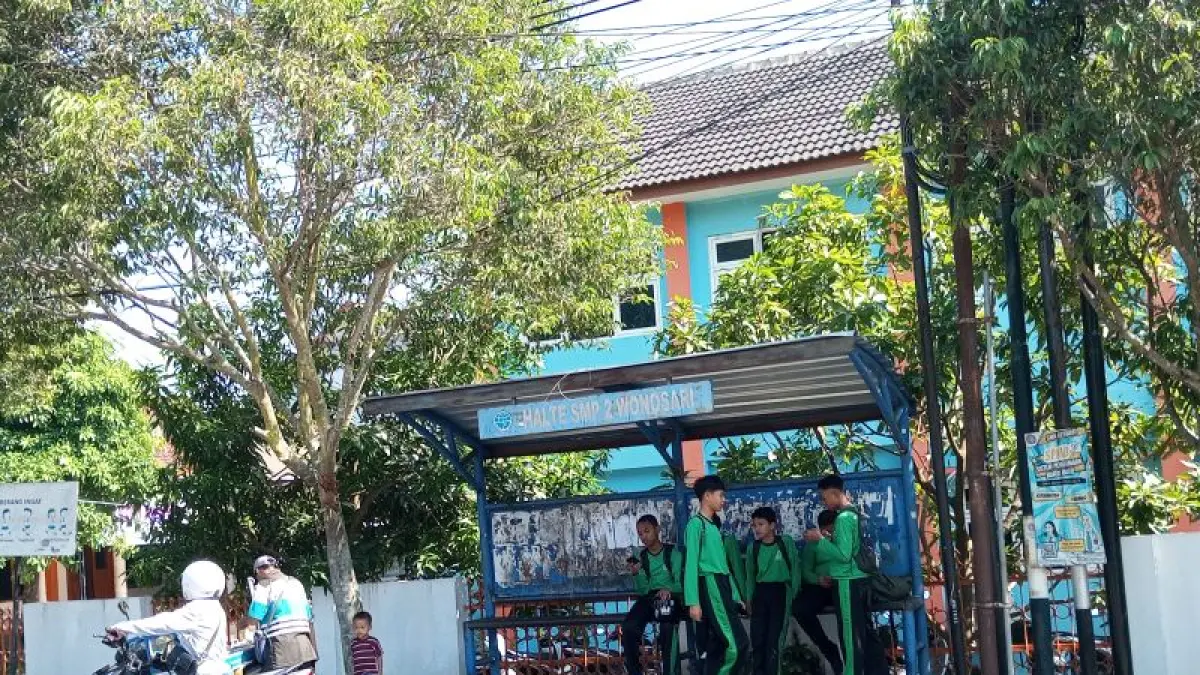 Siswa sekolah sedang menunggu jemputan Bus Sibona di halte depan salah satu sekolah SD di Wonosari pada Jumat lalu. Yusuf Bastiar/Radar Jogja