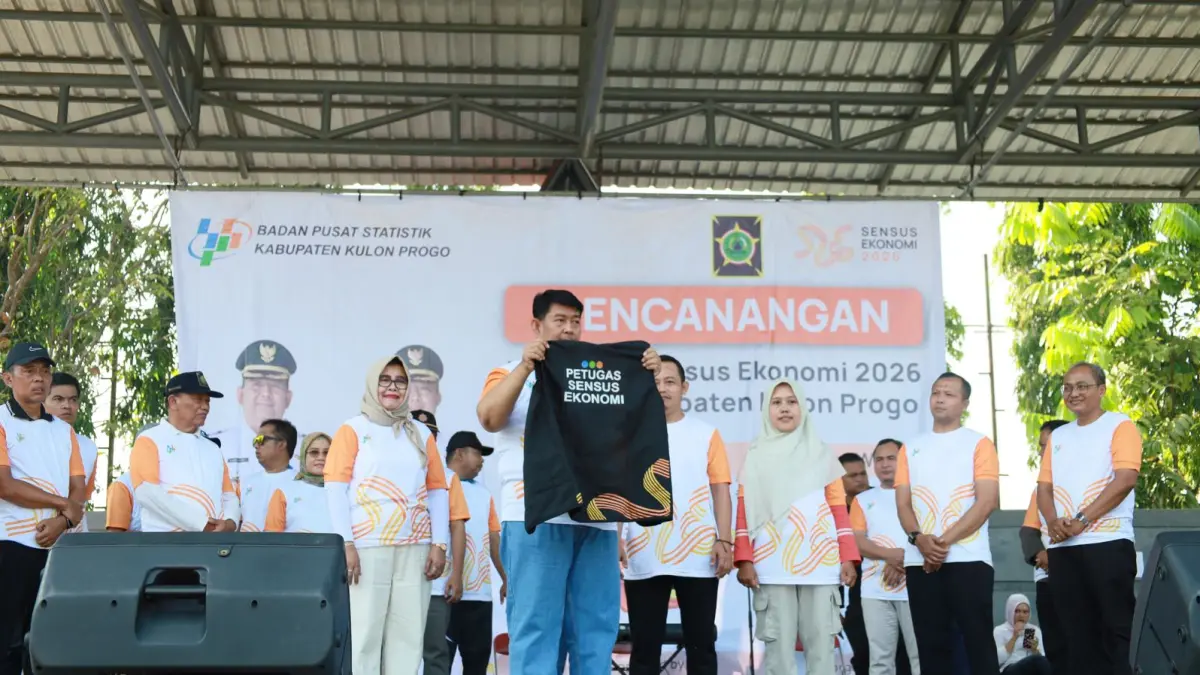 TUNJUK: Bupati Kulon Progo memperlihatkan rompi hitam sebagai penanda petugas sensus - Dokumentasi Pemkab Kulon Progo