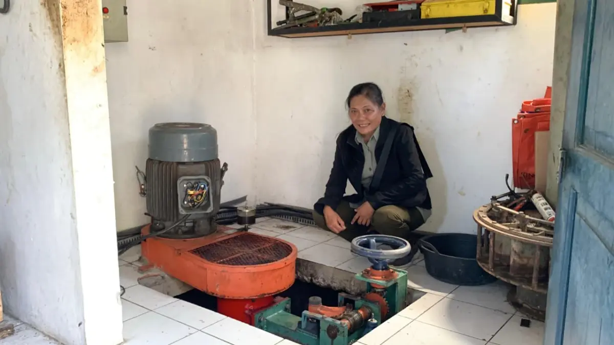CEK: Ketua Pengelola PLTMH menunjukkan generator untuk mengolah aliran air menjadi listrik. (ANOM BAGASKORO/RADAR JOGJA)