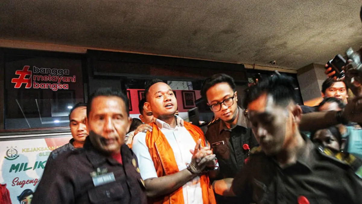KE HOTEL PRODEO: Anggota DPRD Sleman Raudi Akmal, yang juga putra mantan Bupati Sleman Sri Purnomo, berada di mobil tahanan yang akan membawanya ke Rutan Wirogunan, (22/6/2026). (GUNTUR AGA TIRTANA/RADAR JOGJA)