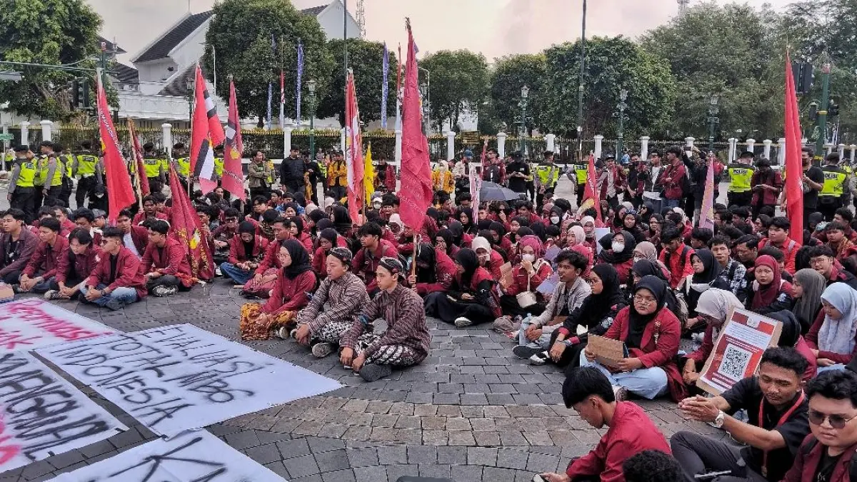 Mahasiswa tapa pepe menolak militerisme di ruang sipil. (iwan nurwanto/Radar Jogja) 
