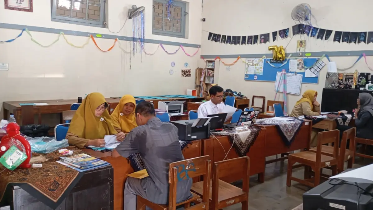 MULAI SPMB: Suasana pendaftaran siswa baru di SMPN 6 Jogja melalui jalur prestasi umum pada Senin (22/6/2026). (Foto: IWAN NURWANTO/Radar Jogja)