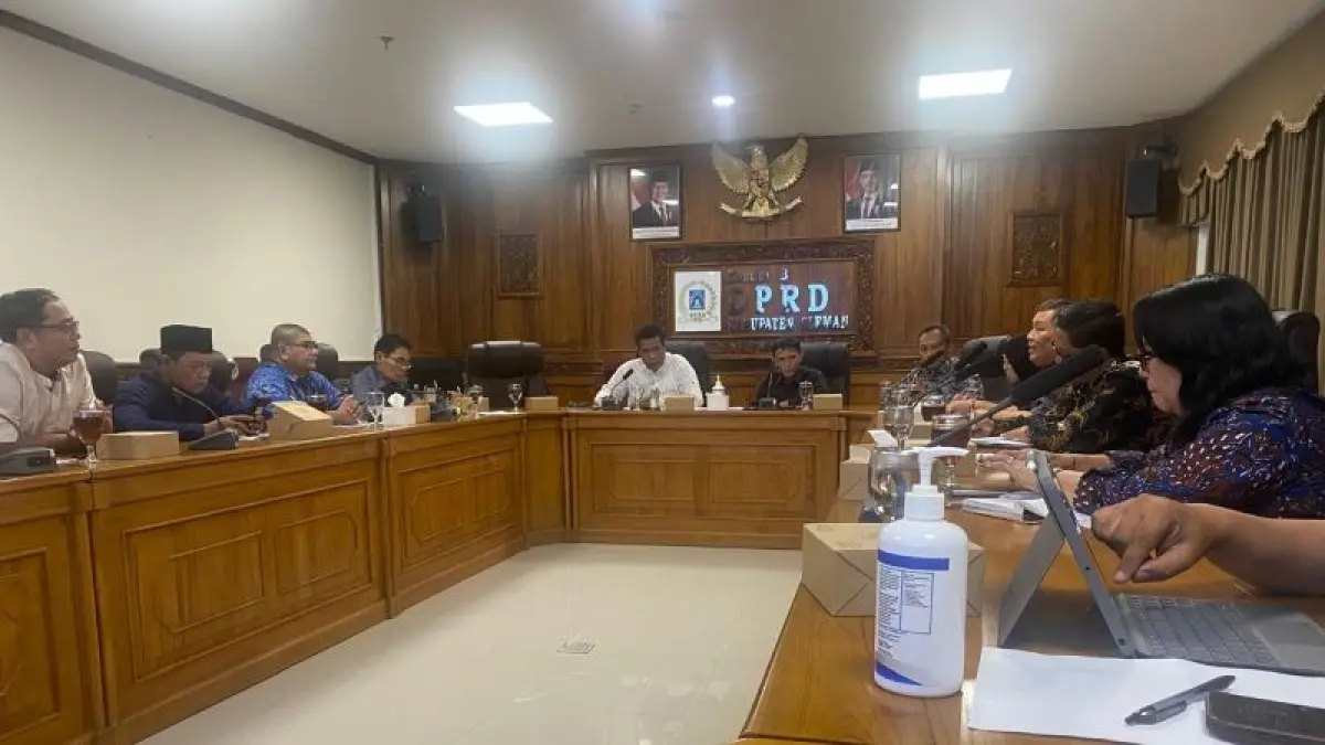 Pasang Tarfet: Rapat Komisi B DPRD Kabupaten Sleman bersama jajaran PDAM Tirta Sembada belum lama ini. Rapat dipimpin Ketua Komisi B Muh Zuhdan didampingi Wakil Ketua Surana dan Wakil Ketua DPRD Sleman Hasto Karyantoro. (YOGI IP/RADAR JOGJA)