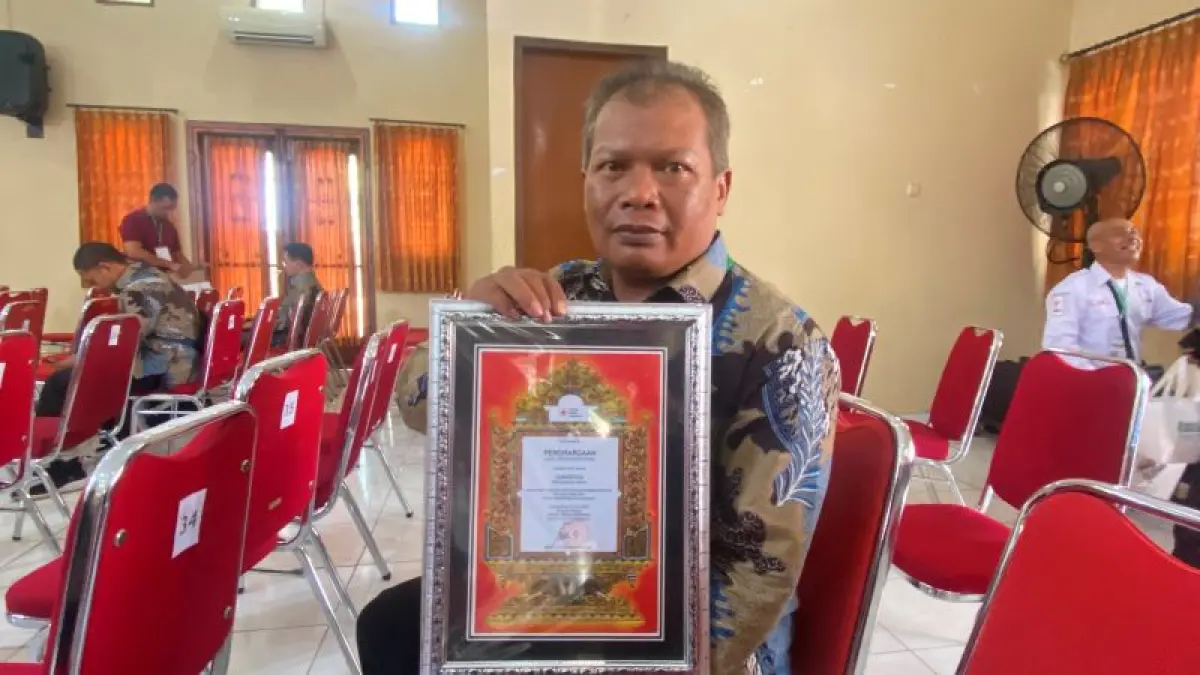 Penerima penghargaan donor darah Sukartija menunjukkan penghargaannya Senin (22/6). (Cintia&nbsp;Yuliani/Radar Jogja)