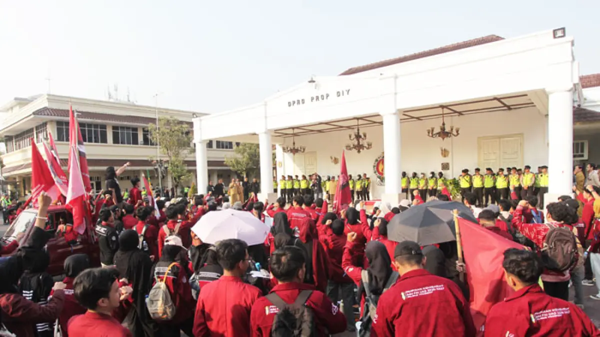 Pengunjuk rasa yang tergabung dalam Ikatan Mahasiswa Muhammadiyah DIY dan Ikatan Pelajar Muhammadiyah DIY melakukan aksi bertajuk "Mengawal Indonesia" di halaman DPRD Provinsi DIJ, Senin (22/6/2026). Guntur Aga Tirtana/Radar Jogja