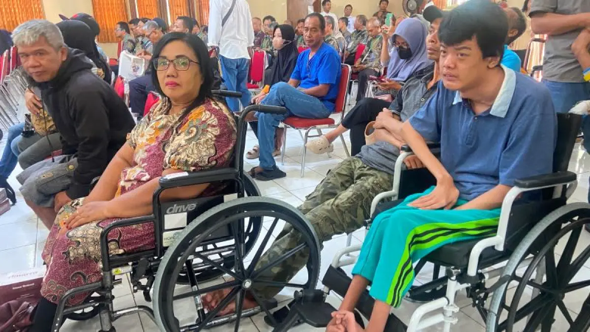 PENYALURAN BANTUAN: Penyandang disabilitas sedang mencoba alat bantu kursi roda di Aula Kompleks Pemkab II Manding Senin (22/6).&nbsp;(Cintia&nbsp;Yuliani/Radar Jogja)