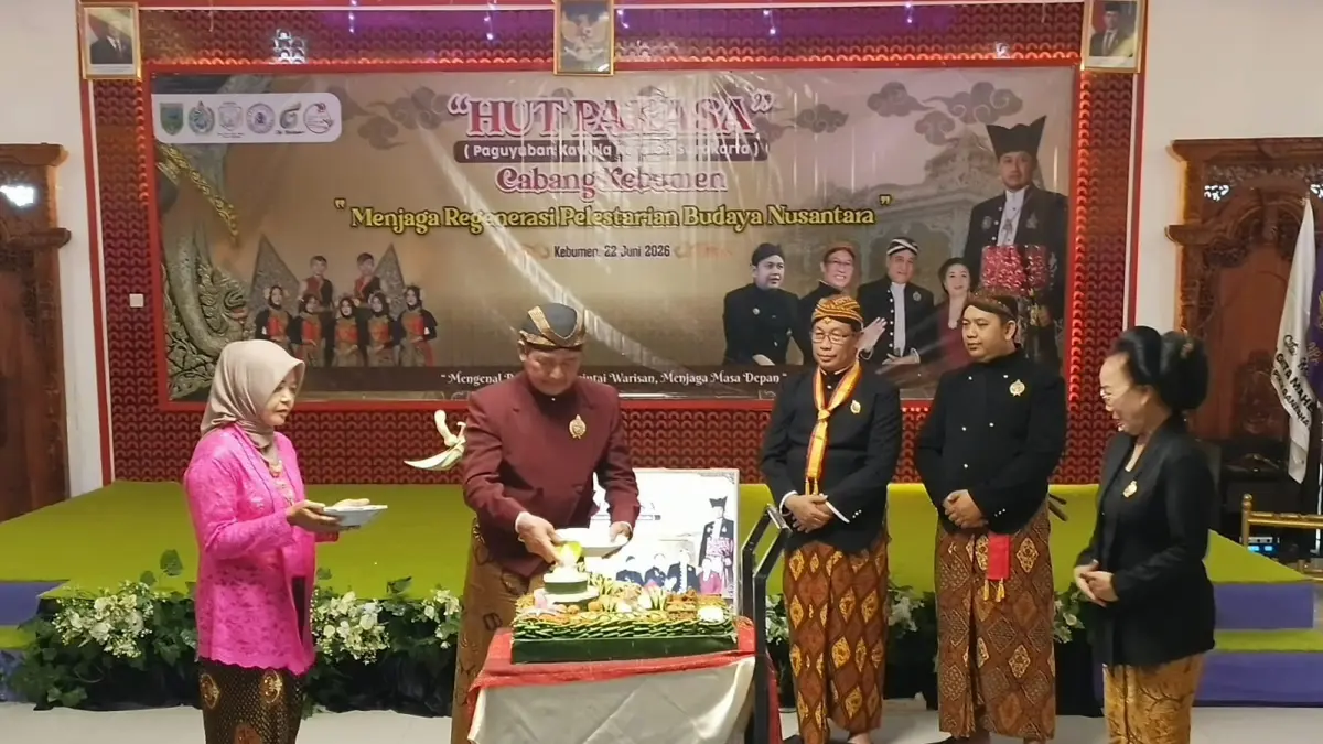  Perwakilan Keraton Surakarta K.P. Siswanto Diningrat memotong tumpeng sebagai tanda peringatan hari ulang tahun keenam Pakasa Kebumen di Kampus Politeknik Piksi Ganesha, Senin (22/6). (M Hafied/Radar Jogja)