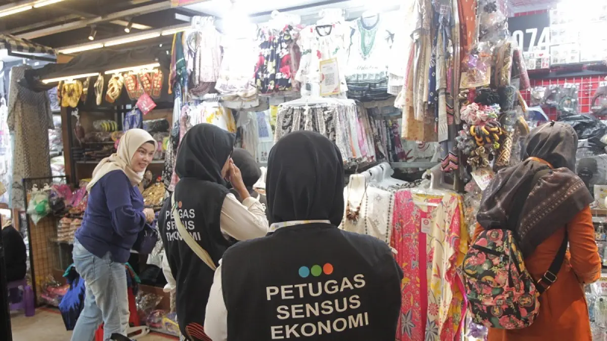 Petugas mewawancarai pedagang cinderamata saat melakukan pendataan Sensus Ekonomi 2026 di Teras Malioboro, Kota Jogja, Kamis (18/6/2026). Guntur Aga/Radar Jogja 