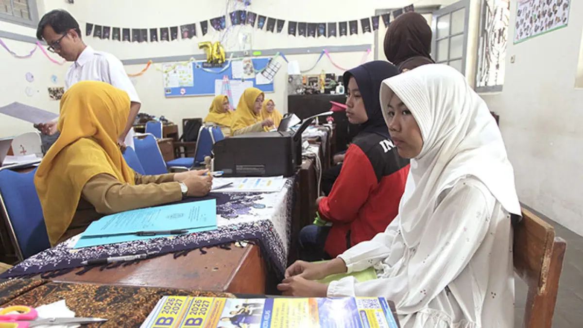 Sejumlah calon murid baru didampingi orangtua melakukan pendaftaran saat Sistem Penerimaan Murid Baru (SPMB) di SMP Negeri 6 Kota Jogja, Senin (22/6/2026). Guntur Aga Tirtana/Radar Jogja